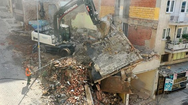 Konak’ta tehlike saçan binanın  yıkımı gerçekleşti