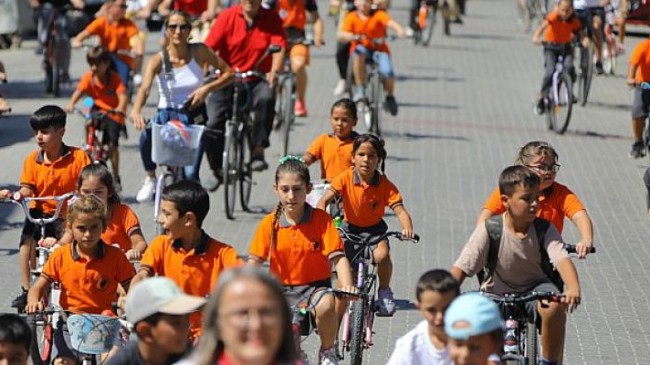 Selçuk’ta öğrenciler okula bisikletle gitti