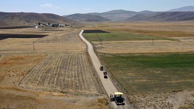Van Büyükşehir Belediyesi Çaldıran’da 13.5 KM Beton Yol Yapıyor