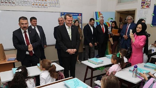 Zeytinburnu’ndaki Tüm İlkokul Öğrencilerine Kırtasiye Yardımı