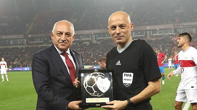 Cüneyt Çakır, Türkiye-Çekya maçı ile jübile yaptı