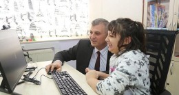 Gölcük Belediye Başkanı Ali Yıldırım Sezer, Rotterdam İlkokulu bilgisayar sınıfı açılışında öğrencilerle yakından ilgilendi