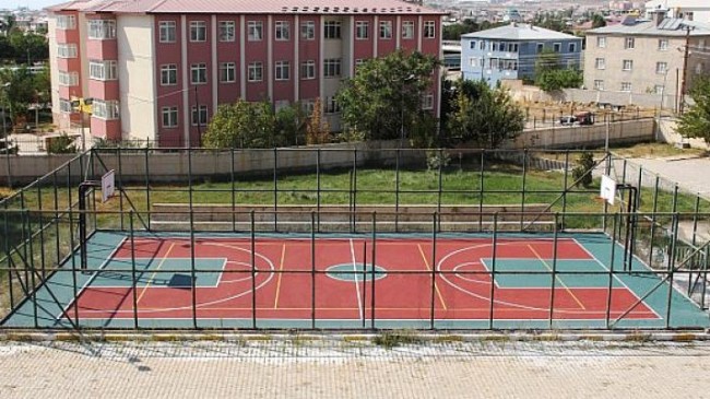 Van Büyükşehir Belediyesi, kentin spor altyapısının geliştirilmesi için il genelinde mahalle ve okullara spor sahası yapıyor