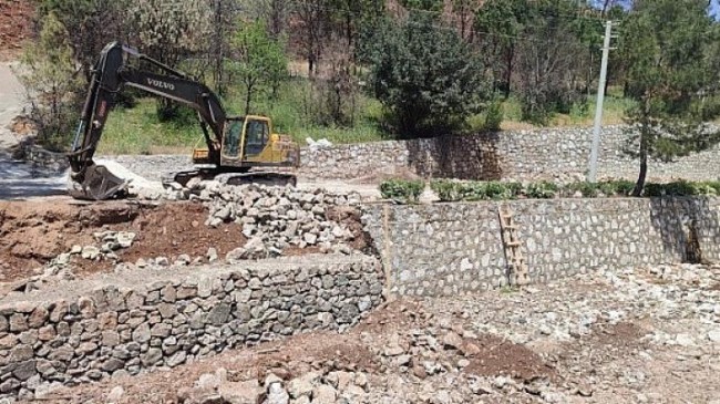 Muğla Büyükşehir Marmaris’te zarar gören dere duvarlarını tamir etti