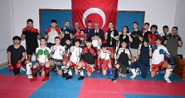Başkan Topaloğlu'ndan kick boks sporcularına ziyaret