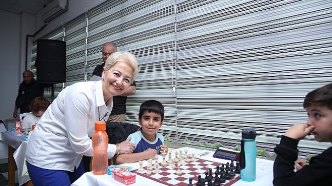 Burhaniye Belediyesi tarafından 23 Nisan Ulusal Egemenlik ve Çocuk Bayramı Satranç Turnuvası başladı