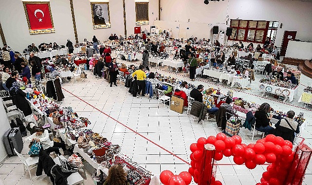 Buca Belediyesi Hediyelik Eşya Pazarı'na yoğun ilgi